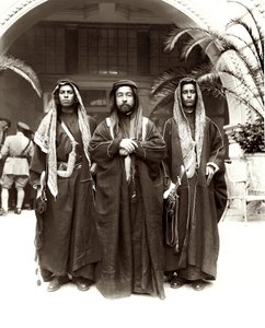 Sherif Abdullah (centre) avec Sheikh Jwayber el-Otaiby (à droite) de la tribu Otaibeh, 1921